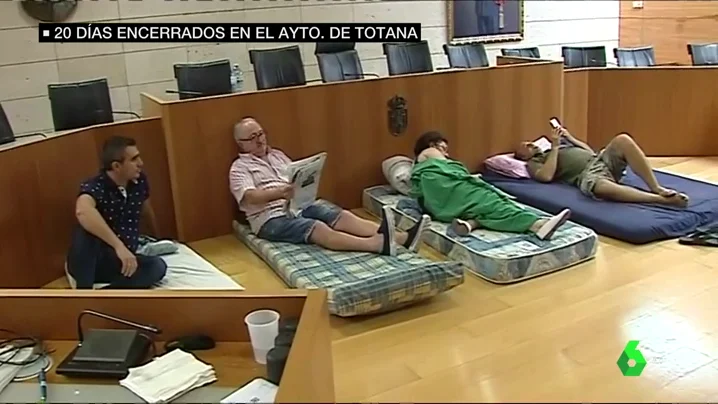 Imagen de los vecinos de Totana encerrados en el Ayuntamiento