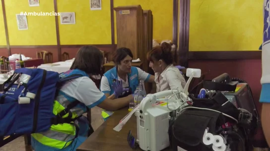 La paciente con el equipo de Ambulancias La paciente con el equipo de Ambulancias