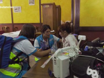 La paciente con el equipo de Ambulancias La paciente con el equipo de Ambulancias