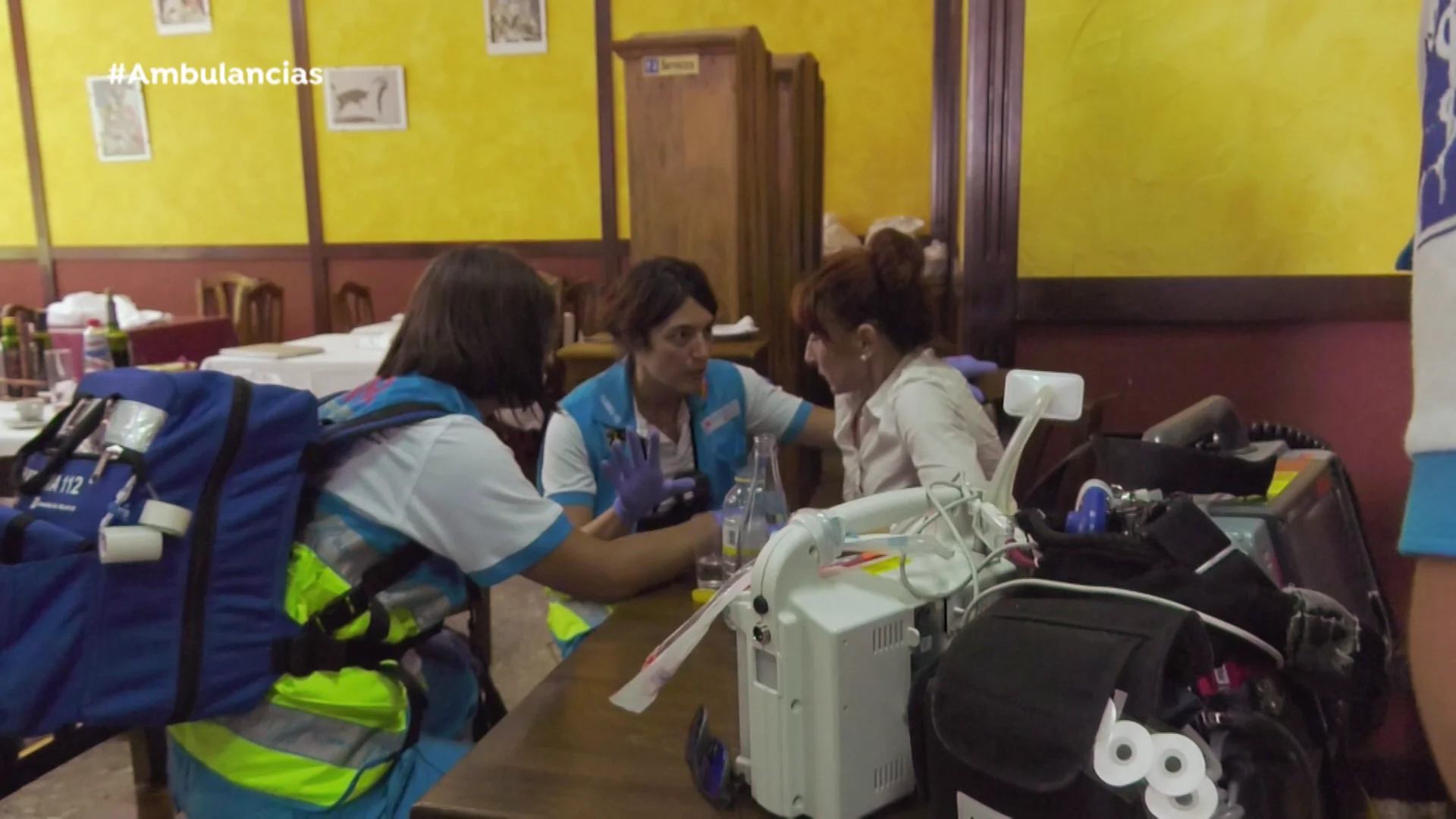 La paciente con el equipo de Ambulancias