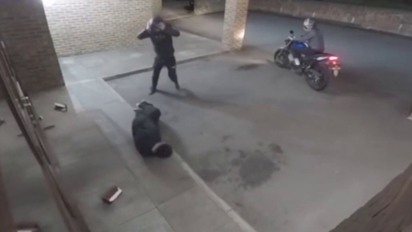 Las c&aacute;maras de seguridad captan el surrealista momento en el que un ladr&oacute;n deja inconsciente a su c&oacute;mplice al golpearle por error con un ladrillo