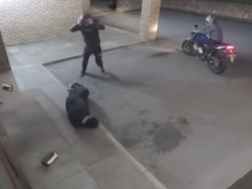 Las cámaras de seguridad captan el surrealista momento en el que un ladrón deja inconsciente a su cómplice al golpearle por error con un ladrillo Las cámaras de seguridad captan el surrealista momento en el que un ladrón deja inconsciente a su cómplice al golpearle por error con un ladrillo