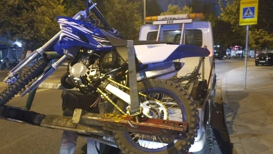 Moto sin frenos, sin retrovisores y sin velocímetro que conducía por Sevilla Moto sin frenos, sin retrovisores y sin velocímetro que conducía por Sevilla