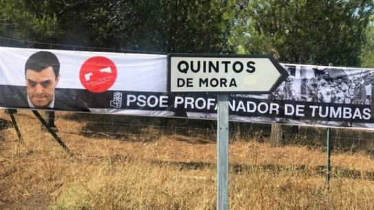 Imagen de la pancarta que han colocado donde se lee: "PSOE profanador de tumbas" Imagen de la pancarta que han colocado donde se lee: "PSOE profanador de tumbas"