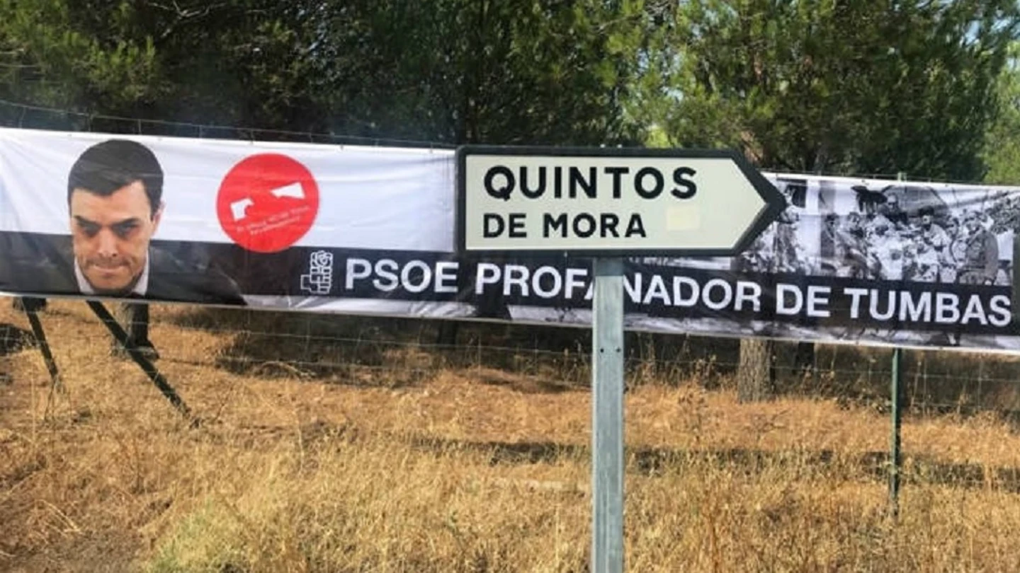 Imagen de la pancarta que han colocado donde se lee: "PSOE profanador de tumbas" Imagen de la pancarta que han colocado donde se lee: "PSOE profanador de tumbas"