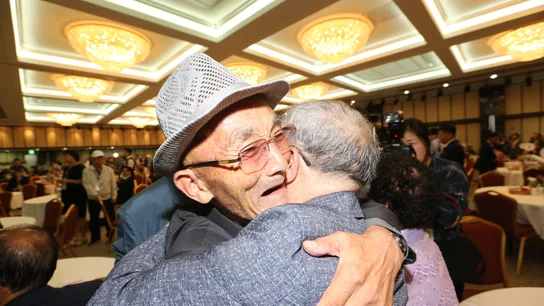 El norcoreano Kim In-yeong, de 86 años, abraza a su hermano pequeño, el surcoreano Mok Won-sun, de 85. El norcoreano Kim In-yeong, de 86 años, abraza a su hermano pequeño, el surcoreano Mok Won-sun, de 85.