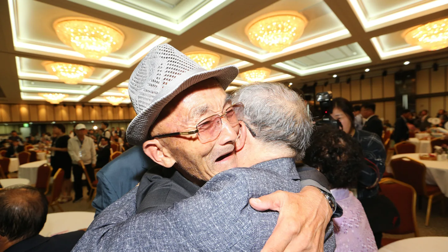 El norcoreano Kim In-yeong, de 86 años, abraza a su hermano pequeño, el surcoreano Mok Won-sun, de 85. El norcoreano Kim In-yeong, de 86 años, abraza a su hermano pequeño, el surcoreano Mok Won-sun, de 85.