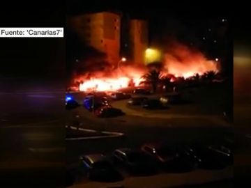 Hasta 26 coches arden de madrugada en Gran Canaria Hasta 26 coches arden de madrugada en Gran Canaria