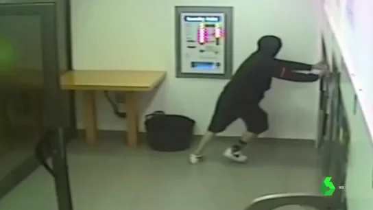 Imagen del detenido en pleno robo a una lavandería en Cataluña Imagen del detenido en pleno robo a una lavandería en Cataluña