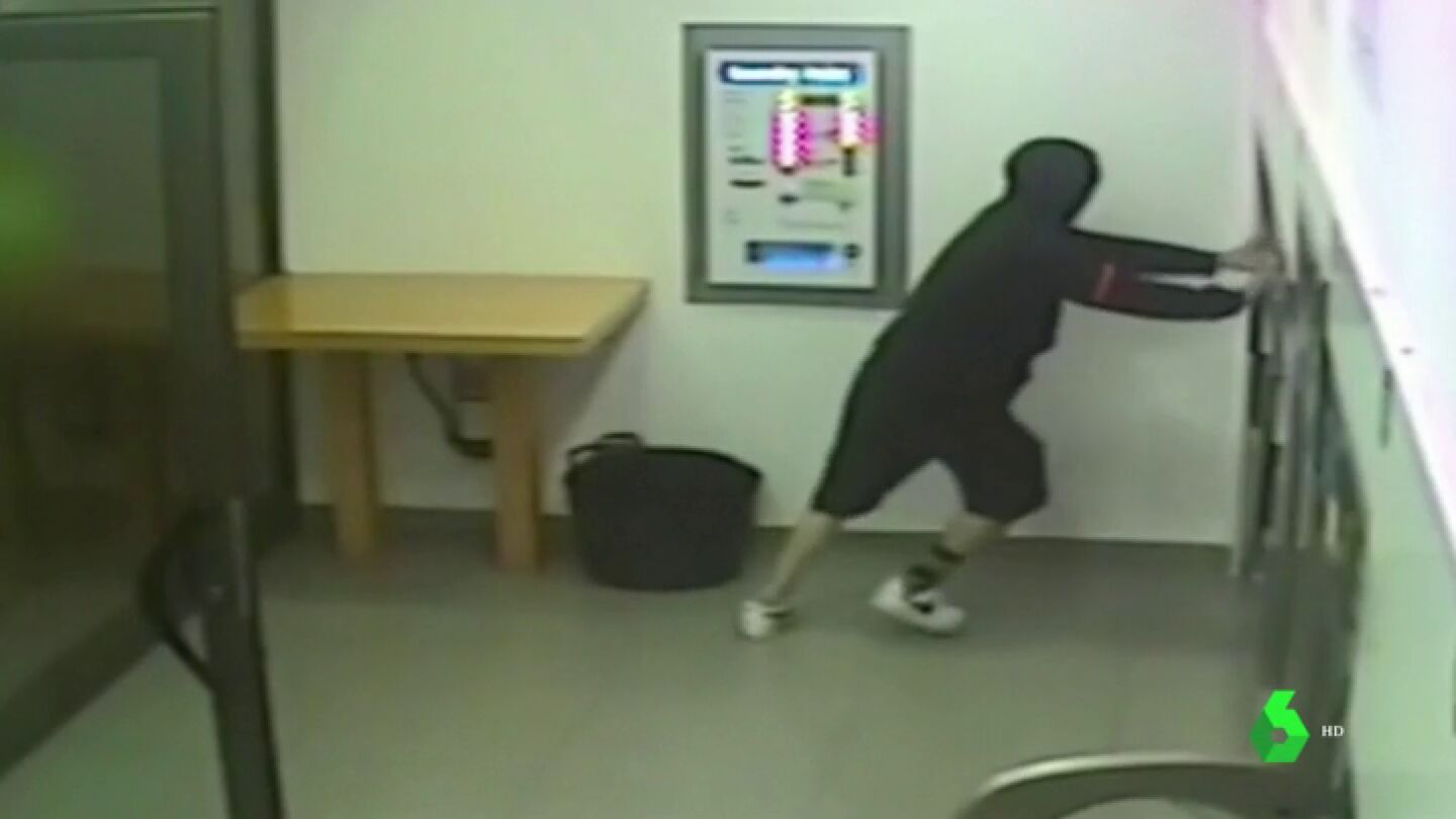 Imagen del detenido en pleno robo a una lavander&iacute;a en Catalu&ntilde;a