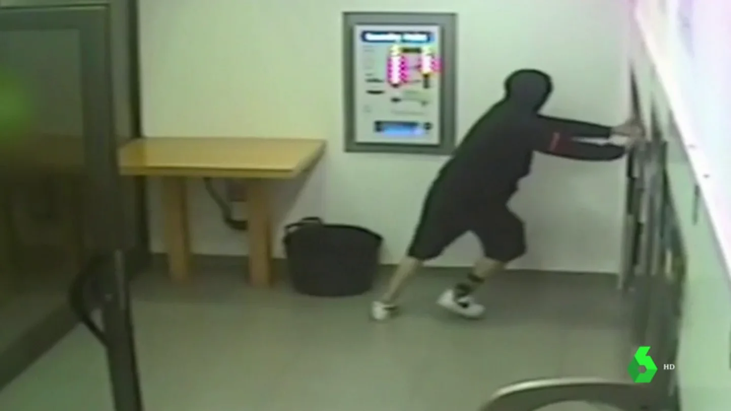 Imagen del detenido en pleno robo a una lavandería en Cataluña Imagen del detenido en pleno robo a una lavandería en Cataluña