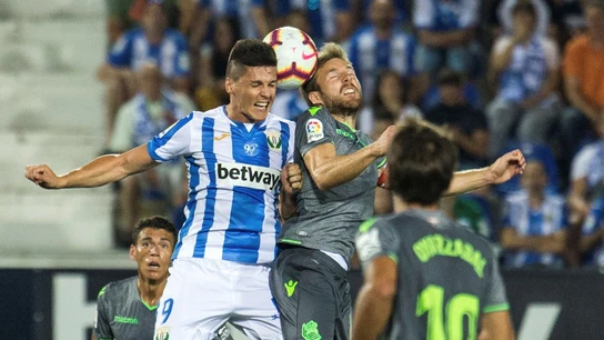 Guido Carrillo e Illarramendi disputan el balón aéreo. Guido Carrillo e Illarramendi disputan el balón aéreo