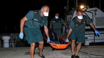 Trasladan a Motril el cadáver de un migrante encontrado cerca de Alborán