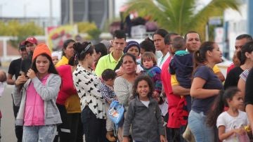 Cientos de migrantes venezolanos llegan desde Ecuador al Centro binacional de atención fronteriza en la región norteña de Tumbes, Perú