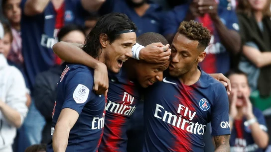 Cavani, Mbappe y Neymar celebran un gol Cavani, Mbappe y Neymar celebran un gol