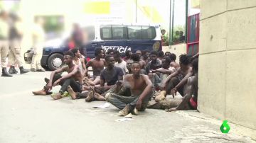 Migrantes que saltaron la valla de Ceuta
