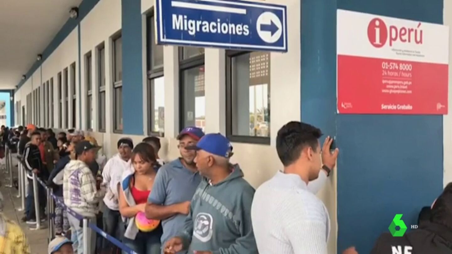 Migrantes haciendo cola para entrar en Per&uacute;