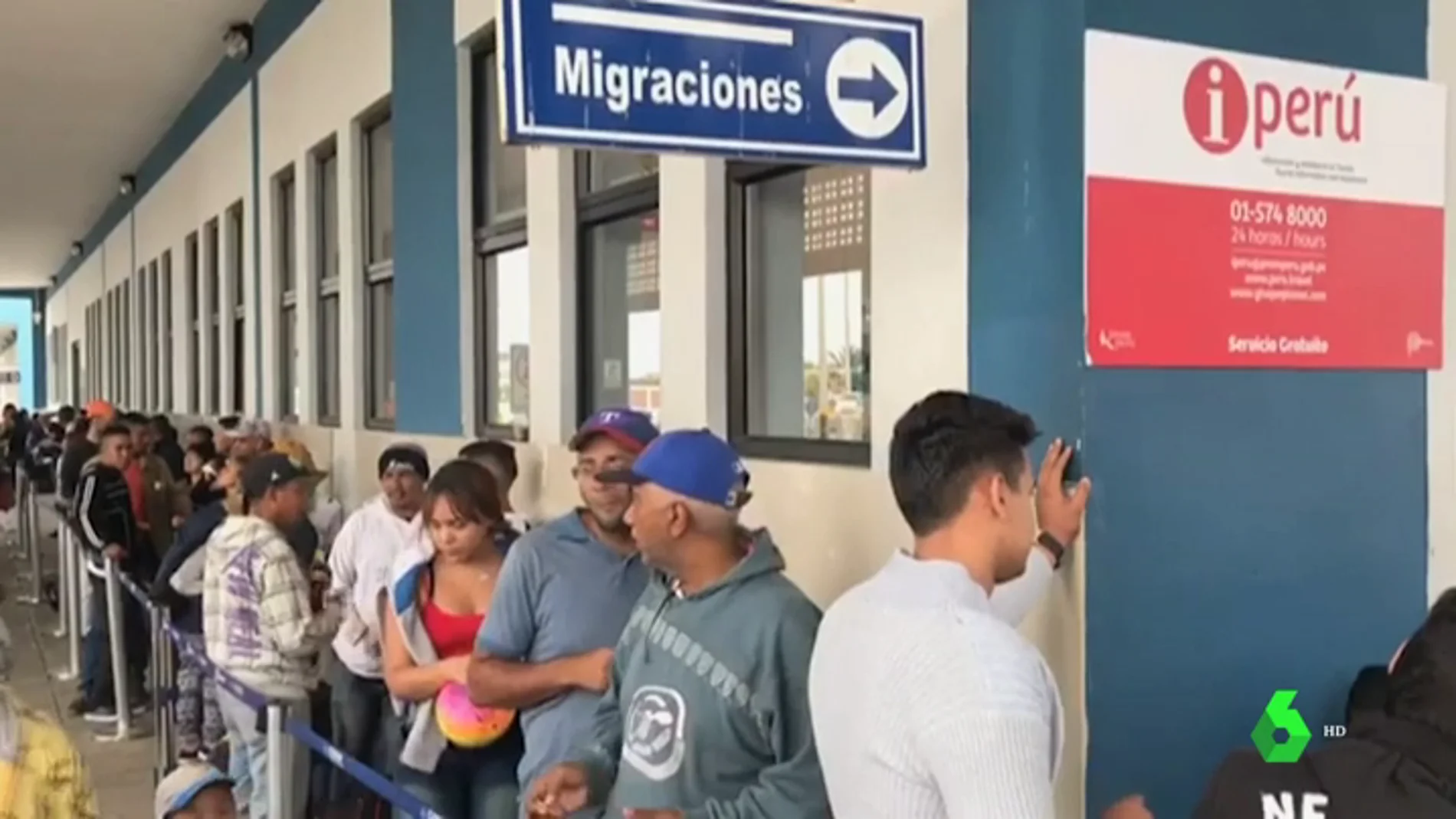Migrantes haciendo cola para entrar en Perú