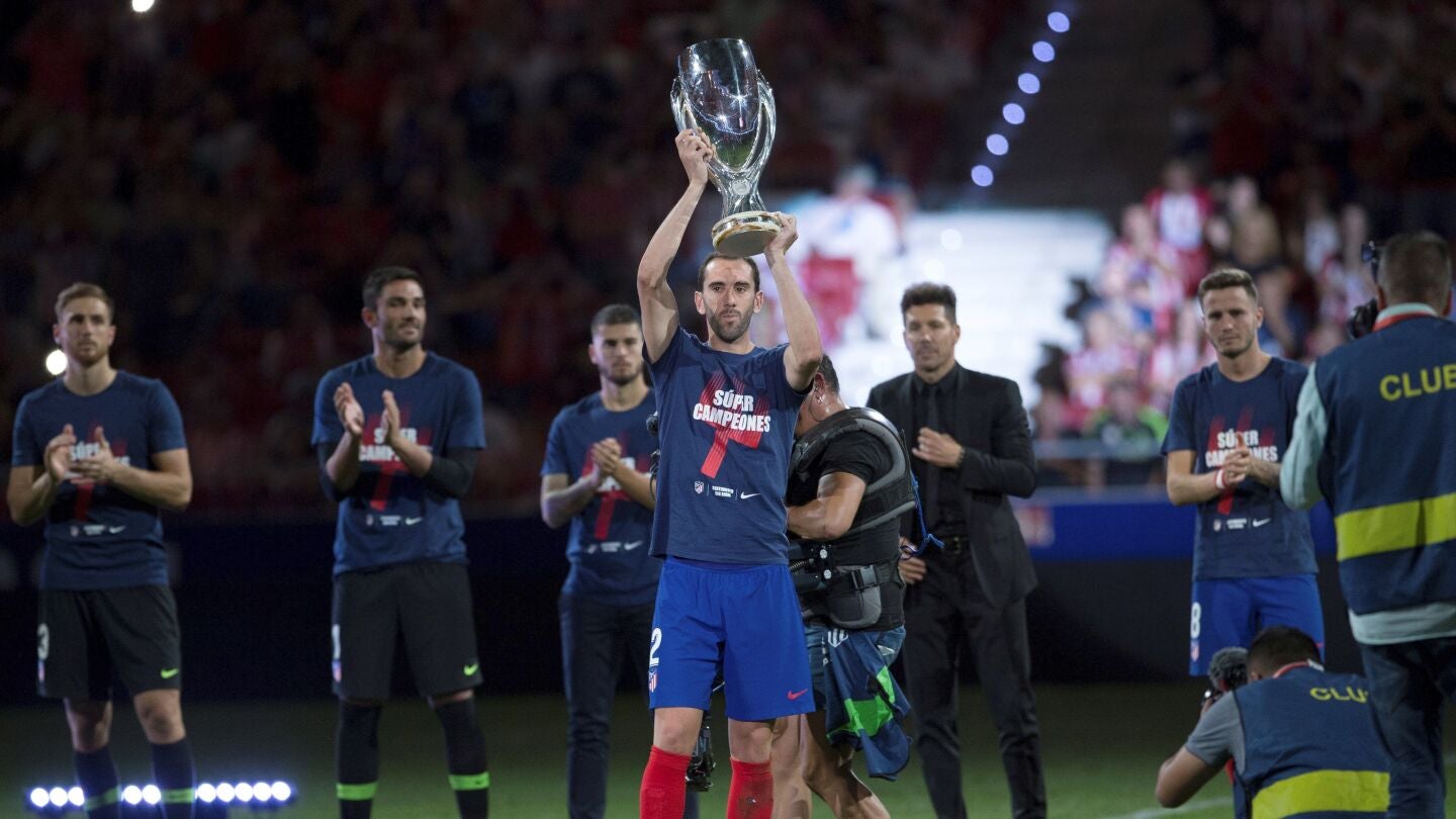El defensa uruguayo, Diego God&iacute;n, durante la celebraci&oacute;n del equipo rojiblanco