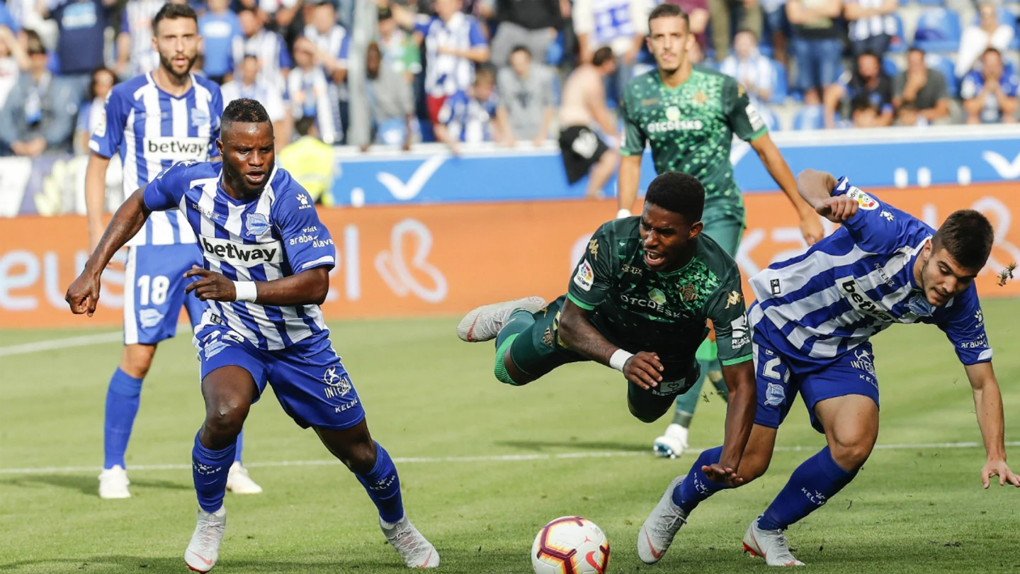Junior, ante Wakaso y Aguirreabiria Junior, ante Wakaso y Aguirreabiria