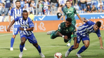 Junior, ante Wakaso y Aguirreabiria