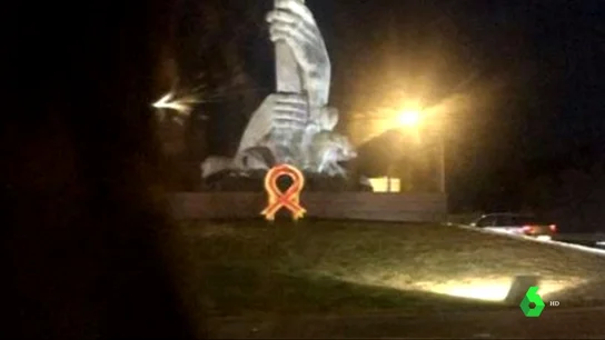 Identifican al periodista Arcadi Espada por pintar una bandera española sobre un lazo amarillo en Tarragona Identifican al periodista Arcadi Espada por pintar una bandera española sobre un lazo amarillo en Tarragona