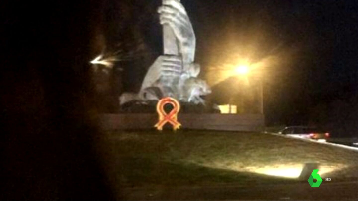 Identifican al periodista Arcadi Espada por pintar una bandera espa&ntilde;ola sobre un lazo amarillo en Tarragona