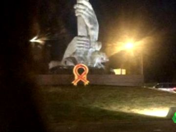 Identifican al periodista Arcadi Espada por pintar una bandera española sobre un lazo amarillo en Tarragona Identifican al periodista Arcadi Espada por pintar una bandera española sobre un lazo amarillo en Tarragona