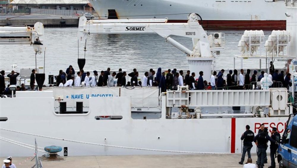 En la imagen el desembarco de los migrantes en el puerto de Catania