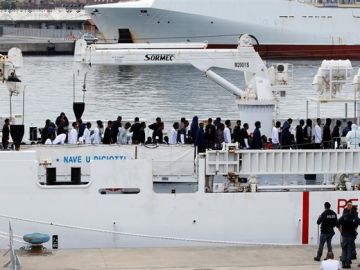 En la imagen el desembarco de los migrantes en el puerto de Catania En la imagen el desembarco de los migrantes en el puerto de Catania