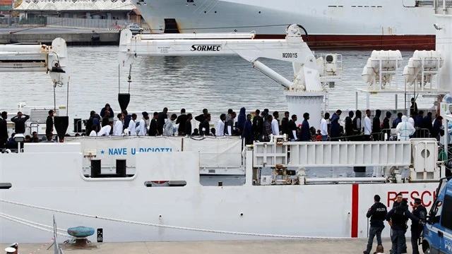 En la imagen el desembarco de los migrantes en el puerto de Catania