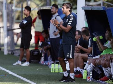 Raúl debuta como entrenador con un empate 1-1 contra el Gamba Osaka Raúl debuta como entrenador con un empate 1-1 contra el Gamba Osaka