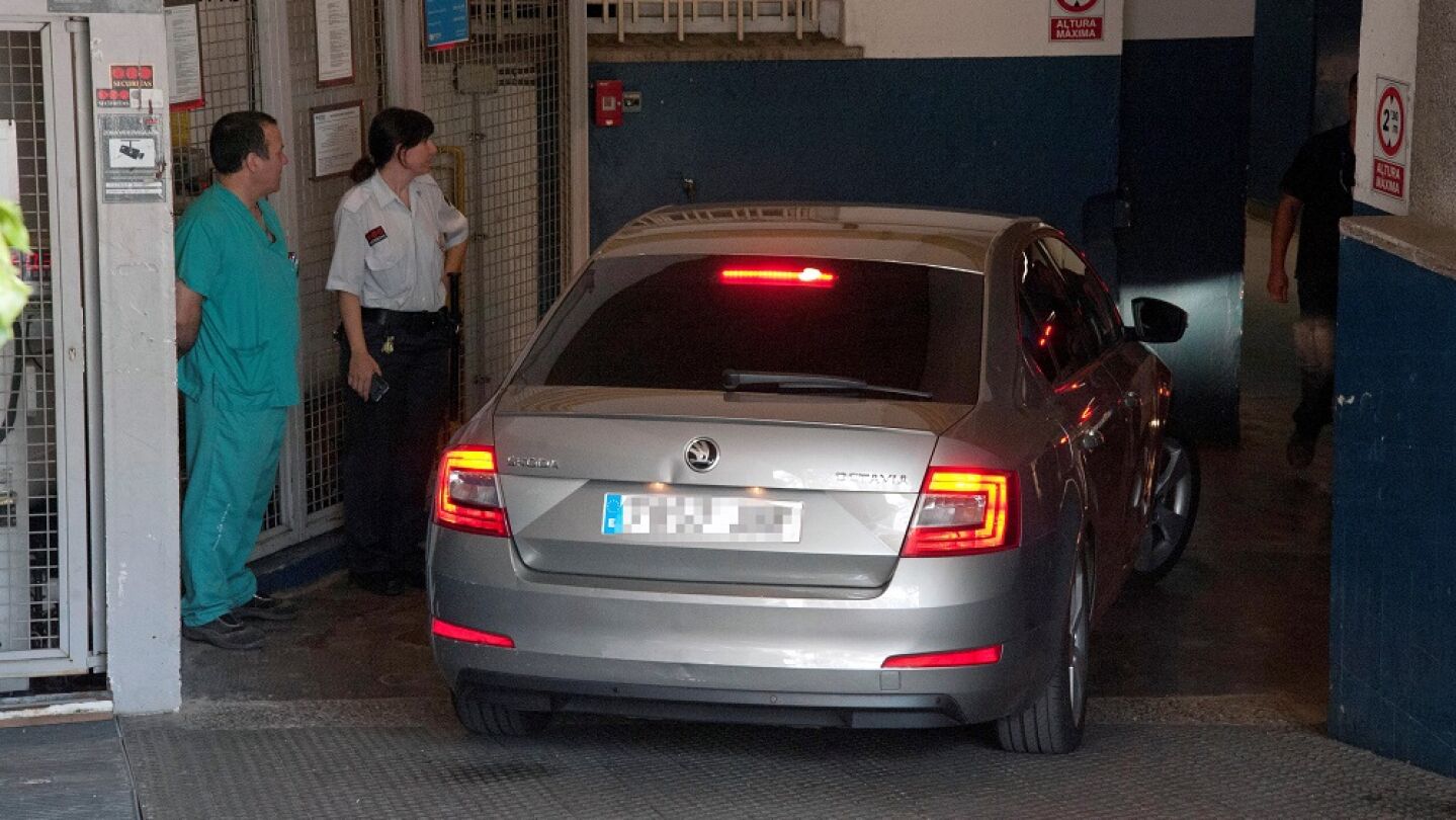 La exconsellera Dolors Bassa a su llegada a la Cl&iacute;nica Giron