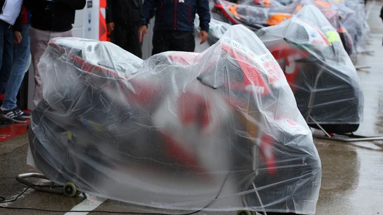 La lluvia y el asfalto "ahogan" el Gran Premio de Silverstone La lluvia y el asfalto "ahogan" el Gran Premio de Silverstone
