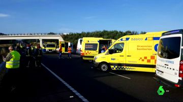 BORRADOR Un fallecido y 17 personas heridas en un accidente entre un microbús y un turismo