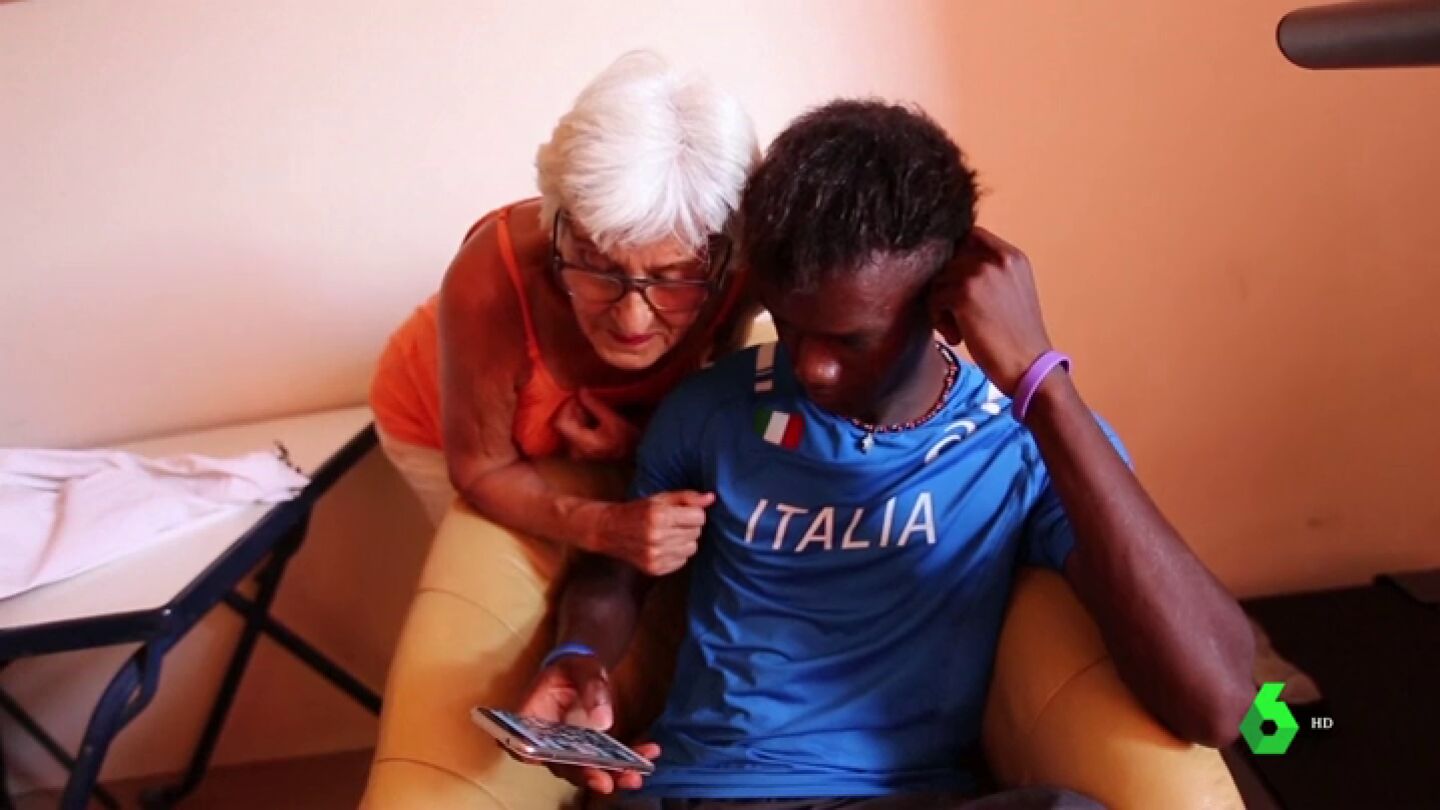 B&aacute;rbara y Diarra mirando el tel&eacute;fono m&oacute;vil