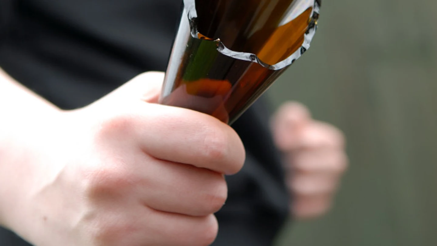 Imagen de archivo de un hombre con una botella rota Imagen de archivo de un hombre con una botella rota