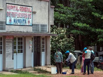 Trabajadores de una clínica se lavan las manos para evitar el contagio del ébola Trabajadores de una clínica se lavan las manos para evitar el contagio del ébola