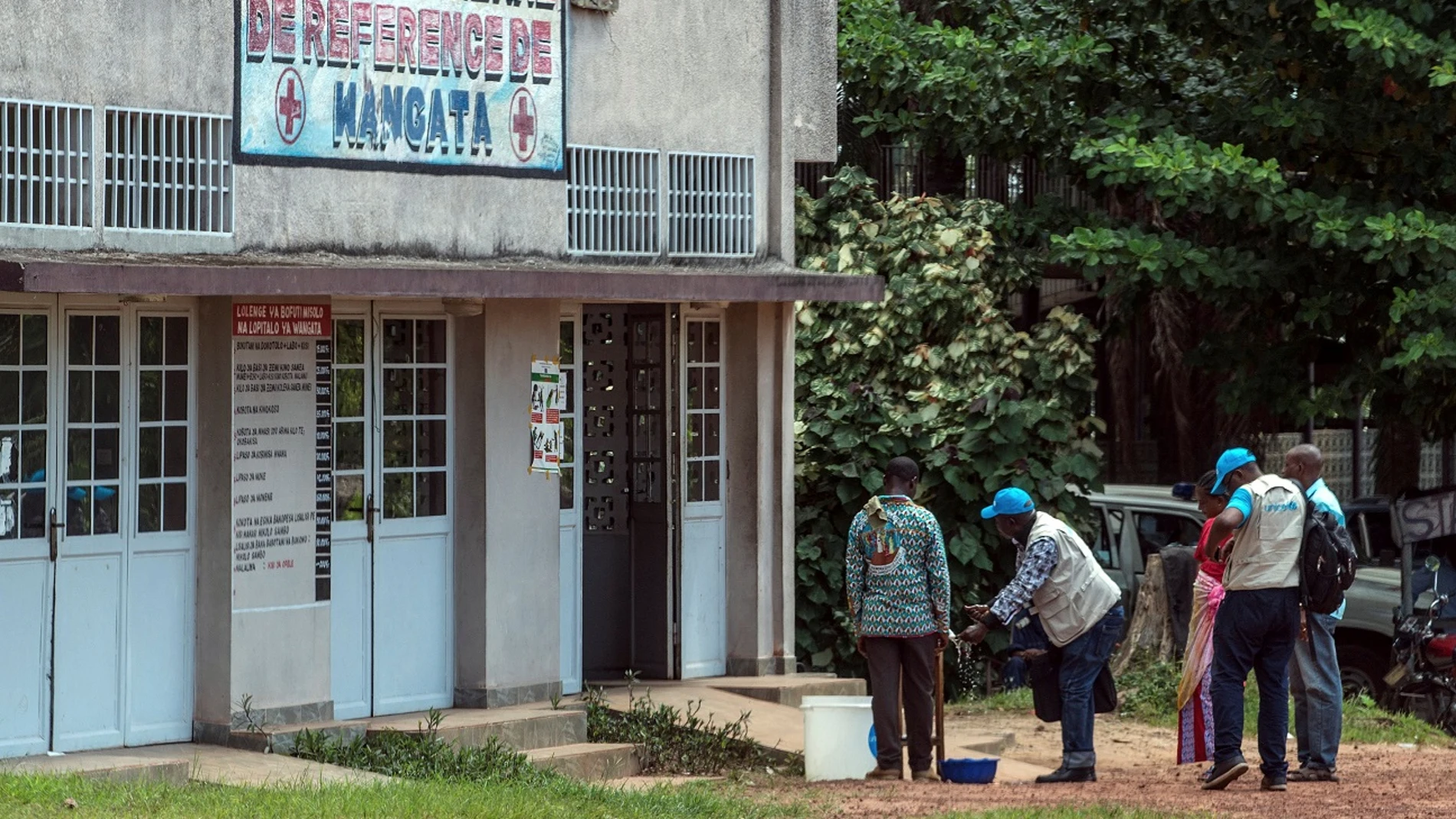 Trabajadores de una clínica se lavan las manos para evitar el contagio del ébola