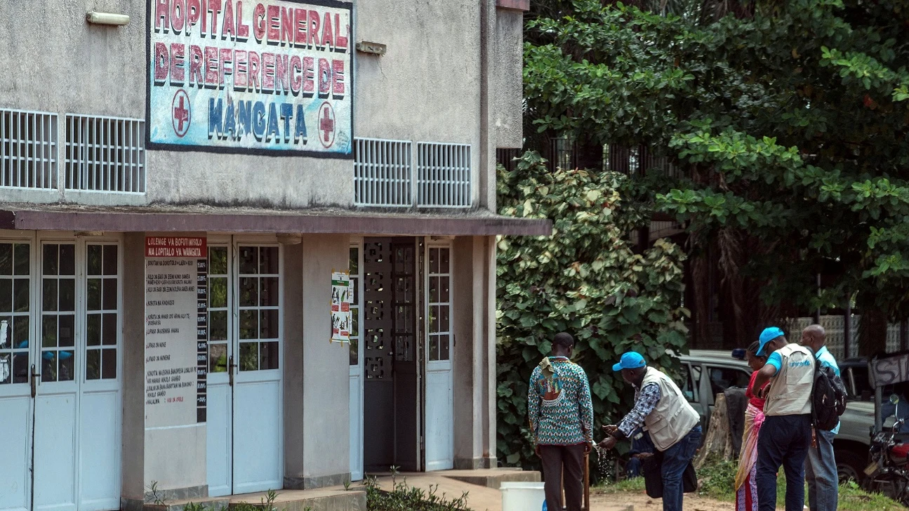 Trabajadores de una clínica se lavan las manos para evitar el contagio del ébola frente a la clínica en Mbandaka, al norte de la República Democrática del Congo