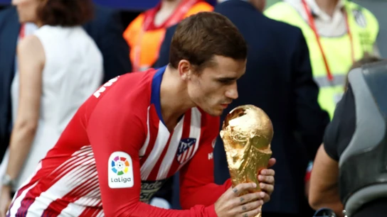 Griezmann besa el Mundial con la camiseta del Atlético Griezmann besa el Mundial con la camiseta del Atlético