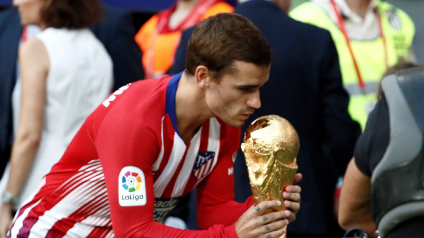 Griezmann besa el Mundial con la camiseta del Atl&eacute;tico