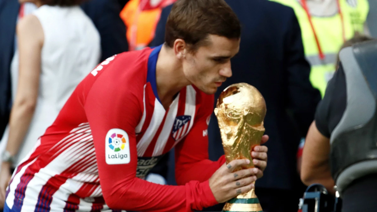 Griezmann besa el Mundial con la camiseta del Atlético