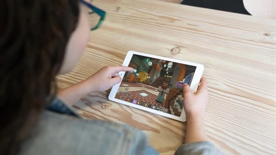 En la imagen una niña jugando con un videojuego En la imagen una niña jugando con un videojuego