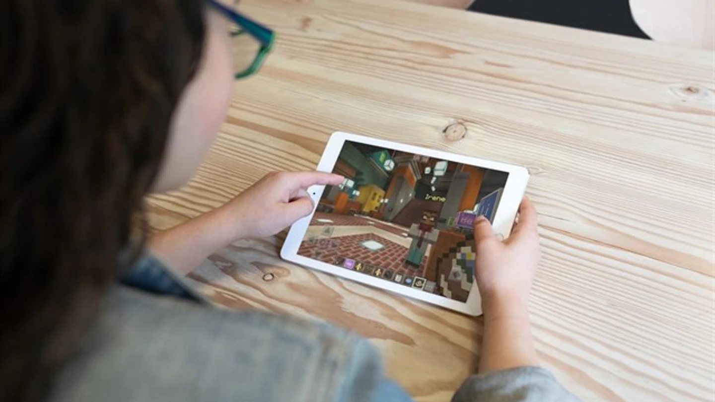 En la imagen una niña jugando con un videojuego En la imagen una niña jugando con un videojuego