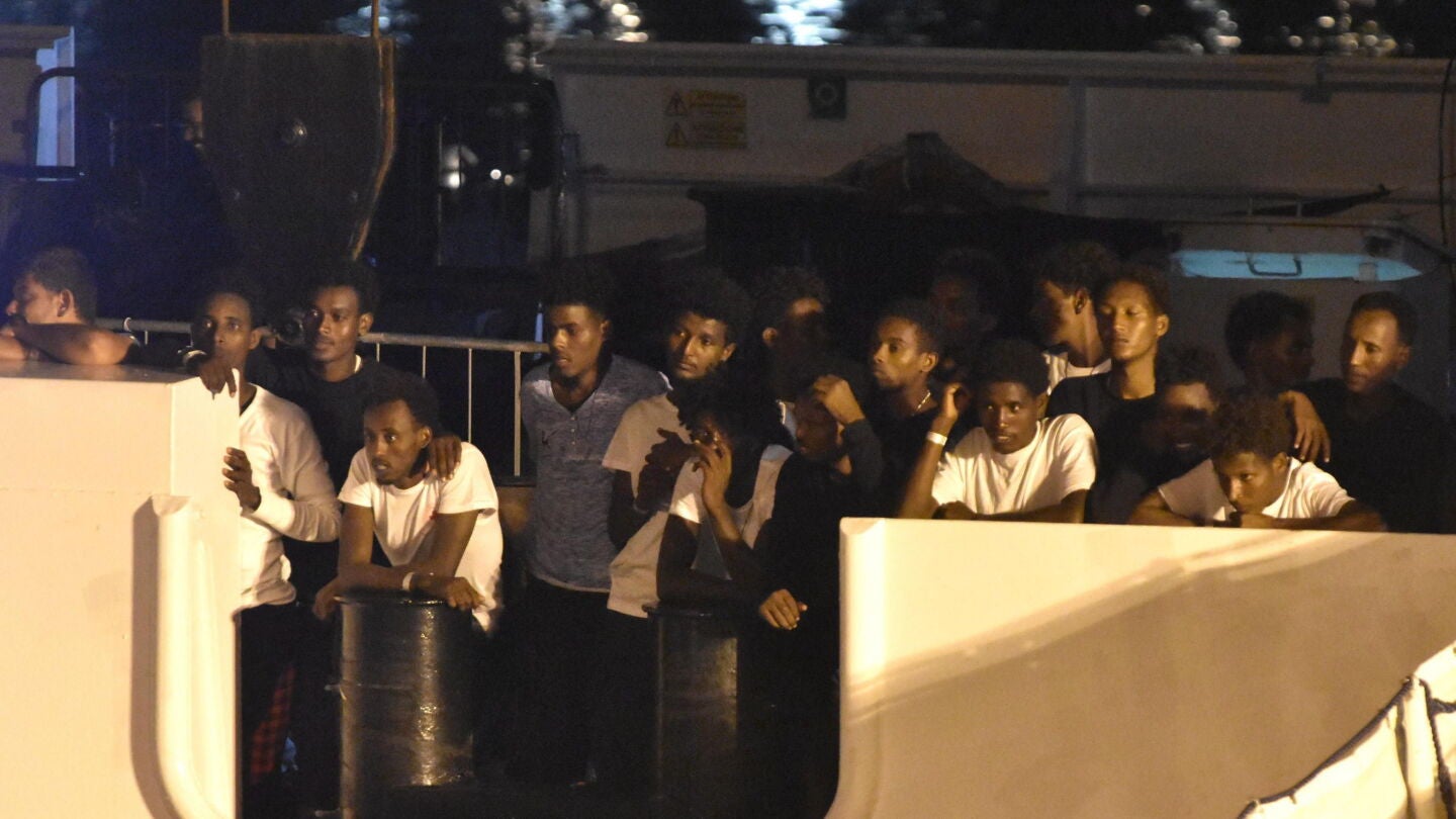 Los 138 migrantes que a&uacute;n permanec&iacute;an en la embarcaci&oacute;n Diciotti