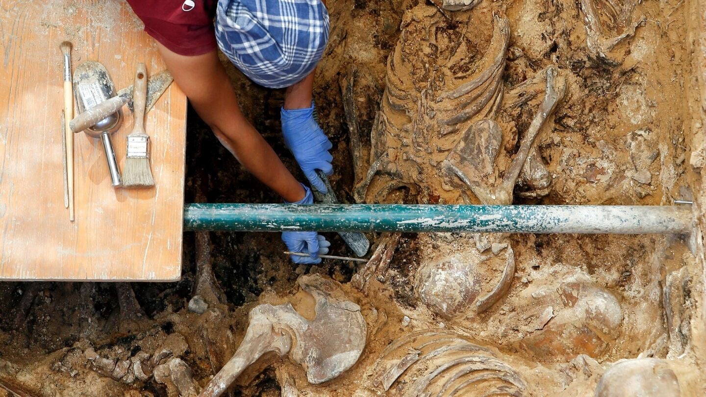 Una arque&oacute;loga durante los trabajos de excavaci&oacute;n en la fosa com&uacute;n 112 del cementerio de Paterna