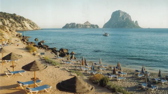 Imagen de archivo de una playa de Ibiza 6 destinos baratos a los que viajar nada más terminar el verano