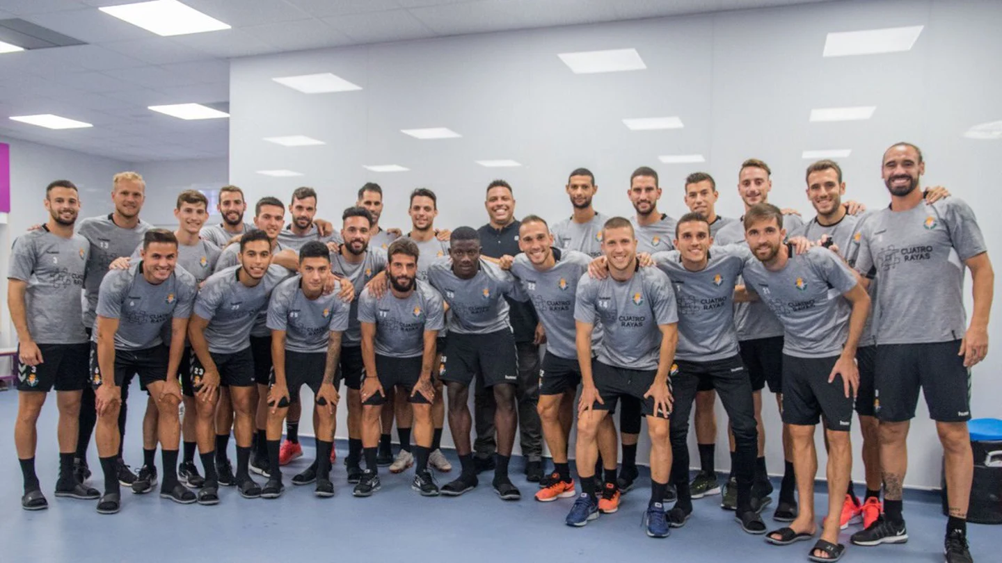 Ronaldo, con la plantilla del Valladolid Ronaldo, con la plantilla del Valladolid
