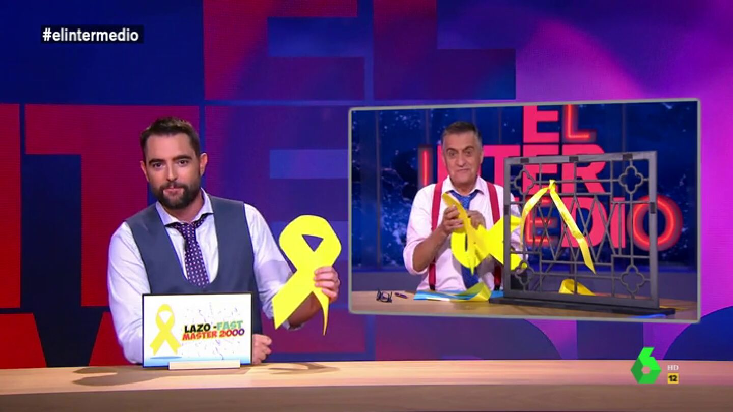 El Intermedio presenta el 'Lazo-Fast M&aacute;ster 2000': la manera m&aacute;s f&aacute;cil de quitar y poner lazos amarillos